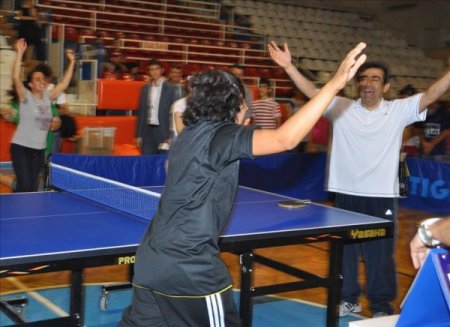 Engelli Öğrenci Masa Tenisi Maçında Vali Güzeloğlu’nu Mağlup Etti
