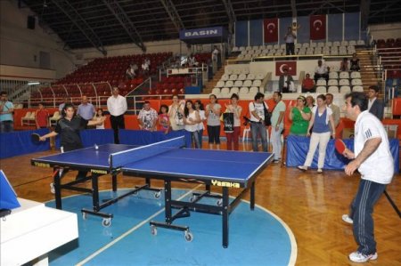 Engelli Öğrenci Masa Tenisi Maçında Vali Güzeloğlu’nu Mağlup Etti