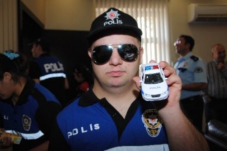 Engelli öğrenciler, sorunlarına polis elbisesi giyerek dikkat çekti