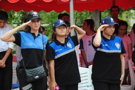 Engelli öğrenciler, sorunlarına polis elbisesi giyerek dikkat çekti