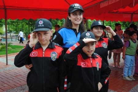 Engelli öğrenciler, sorunlarına polis elbisesi giyerek dikkat çekti