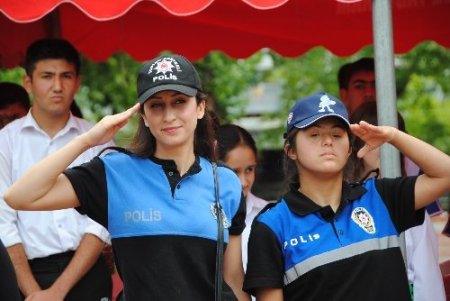 Engelli öğrenciler, sorunlarına polis elbisesi giyerek dikkat çekti