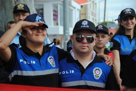 Engelli öğrenciler, sorunlarına polis elbisesi giyerek dikkat çekti