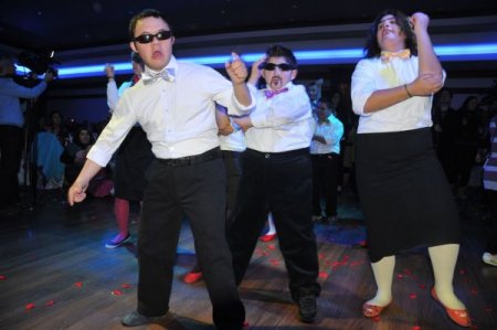 Engelli öğrencilerden 'Gangnam Style' dans