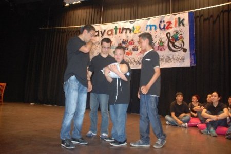 Engelli öğrencilerden müzikal komedi gösterisi