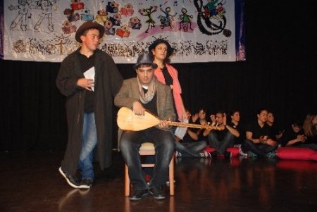 Engelli öğrencilerden müzikal komedi gösterisi