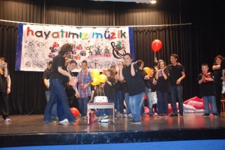 Engelli öğrencilerden müzikal komedi gösterisi