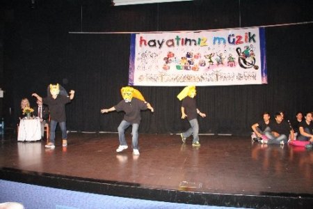 Engelli öğrencilerden müzikal komedi gösterisi