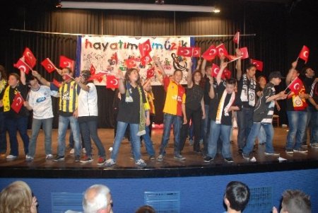 Engelli öğrencilerden müzikal komedi gösterisi