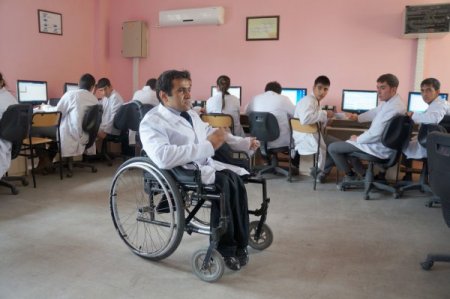 Engelli öğretmen, ailesinin ve meslektaşlarının desteği ile her engeli aşıyor