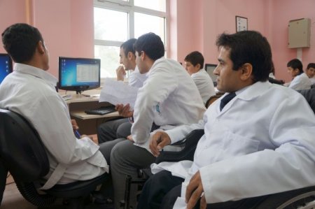 Engelli öğretmen, ailesinin ve meslektaşlarının desteği ile her engeli aşıyor