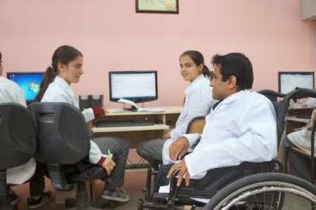 Engelli öğretmen, ailesinin ve meslektaşlarının desteği ile her engeli aşıyor