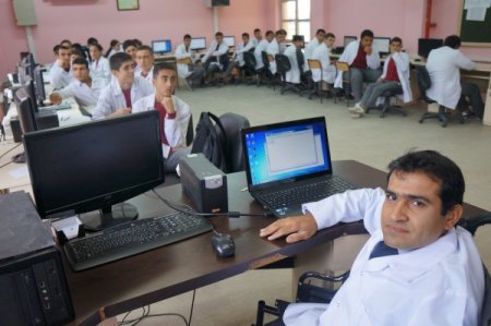 Engelli öğretmen, ailesinin ve meslektaşlarının desteği ile her engeli aşıyor