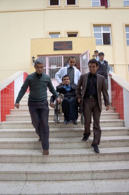 Engelli öğretmen, ailesinin ve meslektaşlarının desteği ile her engeli aşıyor