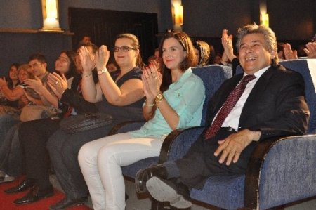 Engelli oyuncuların tiyatro oyunu profesyonelleri aratmadı