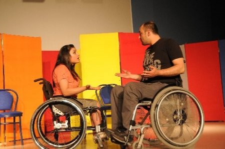 Engelli oyuncuların tiyatro oyunu profesyonelleri aratmadı