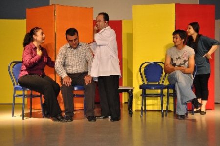 Engelli oyuncuların tiyatro oyunu profesyonelleri aratmadı