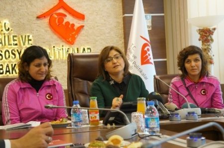 Engelli şampiyon halterci, Bakan Şahin'den iş istedi