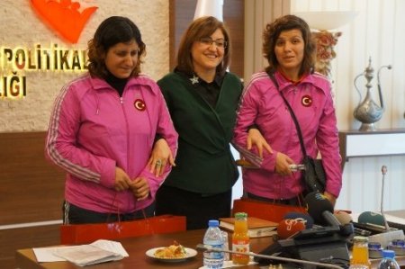 Engelli şampiyon halterci, Bakan Şahin'den iş istedi