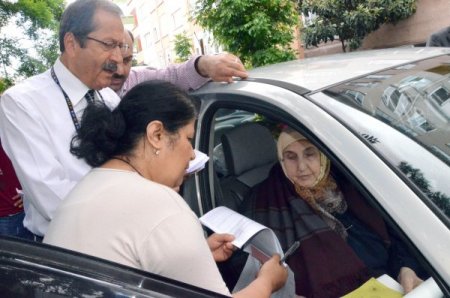 Engelli Seçmen İçin Sandığı Arabaya Kadar Getirdiler