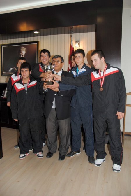 Engelli sporcular, kupa sevincini Kaymakam Bulgurlu ile paylaştı