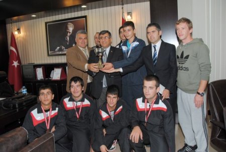 Engelli sporcular, kupa sevincini Kaymakam Bulgurlu ile paylaştı