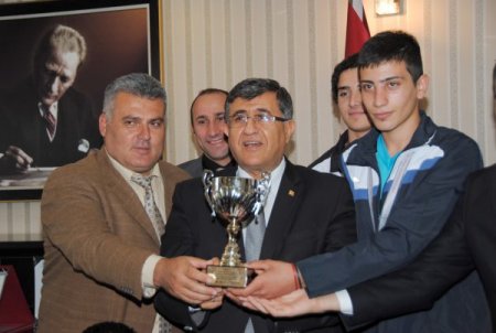 Engelli sporcular, kupa sevincini Kaymakam Bulgurlu ile paylaştı