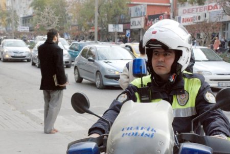 Engelli vatandaşı trafiğin ortasından polis kurtardı