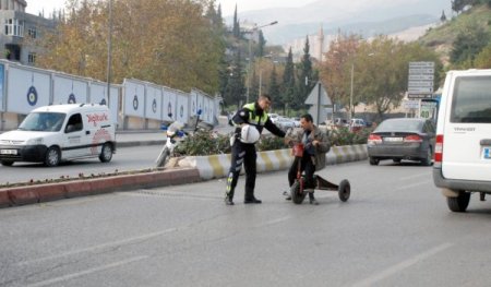Engelli vatandaşı trafiğin ortasından polis kurtardı