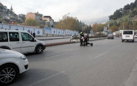 Engelli vatandaşı trafiğin ortasından polis kurtardı