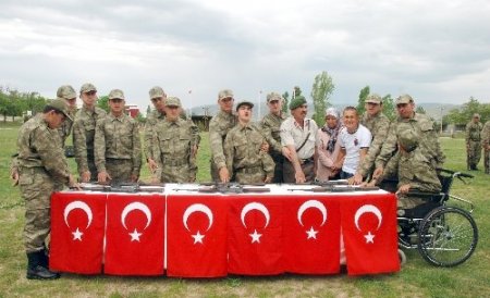 Engelli vatandaşlar, askerlik sevinci yaşadı