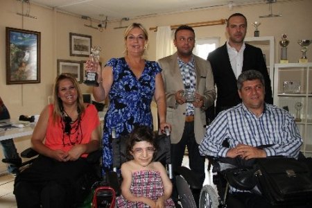 Engelli vatandaşlar tekerlekli sandalyeye kavuştu