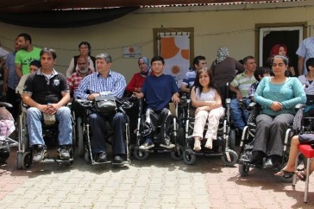 Engelli vatandaşlar tekerlekli sandalyeye kavuştu