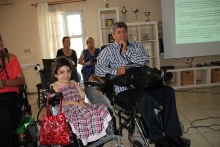 Engelli vatandaşlar tekerlekli sandalyeye kavuştu