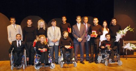 Engelli ve engelsizyen aynı sahnede