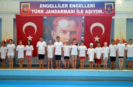 Engelli yüzücüler yarıştı