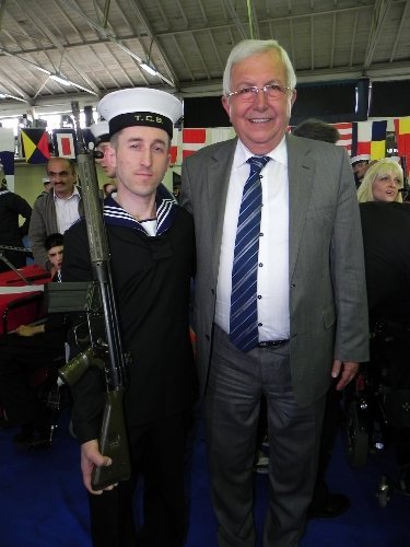 Engelliler, bir günlük askerlik yapmanın heyecanını yaşadı