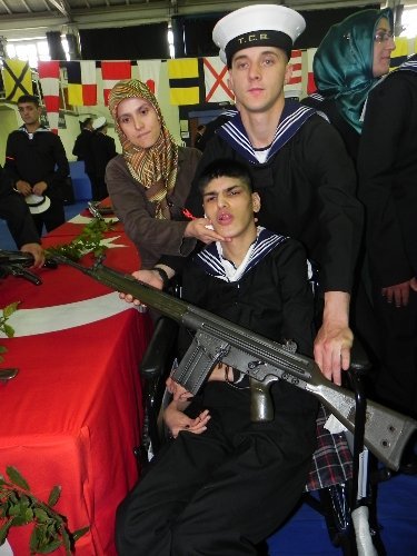 Engelliler, bir günlük askerlik yapmanın heyecanını yaşadı