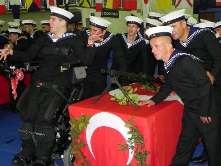 Engelliler, bir günlük askerlik yapmanın heyecanını yaşadı
