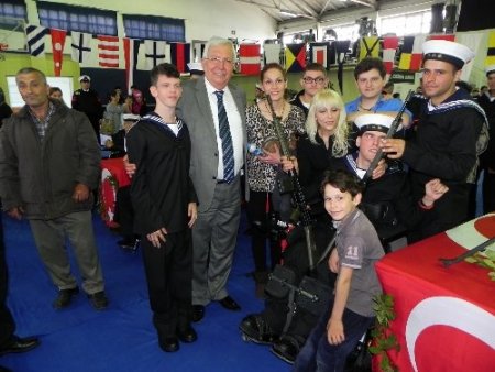 Engelliler, bir günlük askerlik yapmanın heyecanını yaşadı