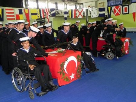 Engelliler, bir günlük askerlik yapmanın heyecanını yaşadı