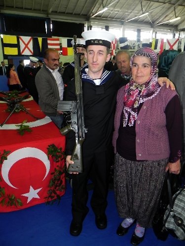 Engelliler, bir günlük askerlik yapmanın heyecanını yaşadı