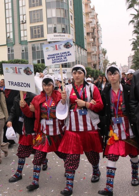 Engelliler barış güvercini uçurup, sevgi için yürüdü