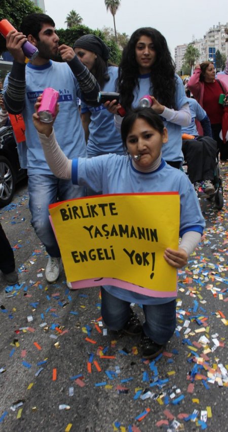 Engelliler barış güvercini uçurup, sevgi için yürüdü
