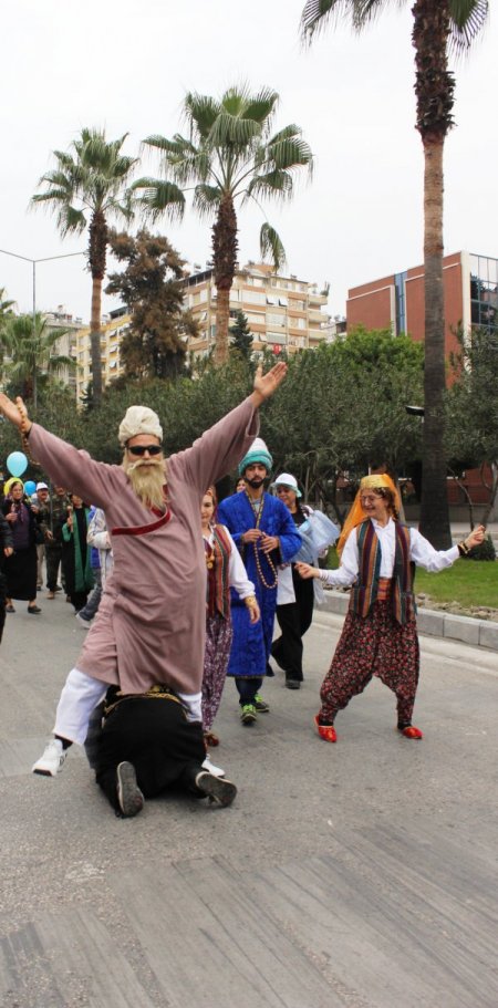 Engelliler barış güvercini uçurup, sevgi için yürüdü