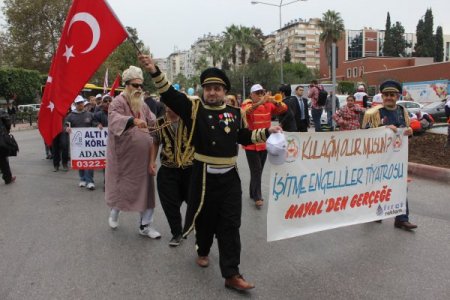 Engelliler barış güvercini uçurup, sevgi için yürüdü