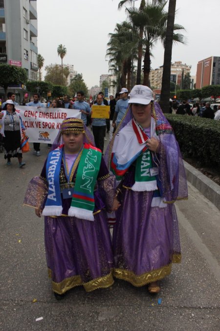 Engelliler barış güvercini uçurup, sevgi için yürüdü