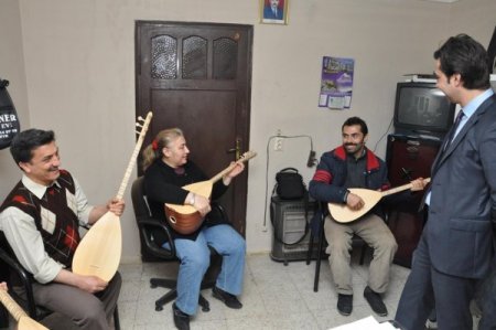 Engelliler bu kursla bağlama çalmayı öğreniyor