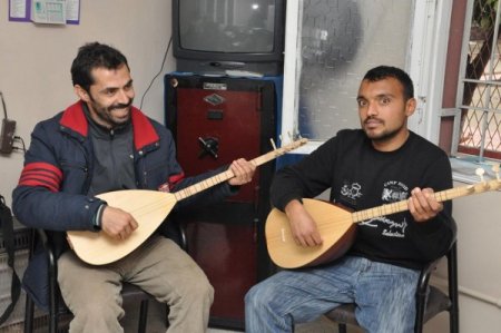 Engelliler bu kursla bağlama çalmayı öğreniyor