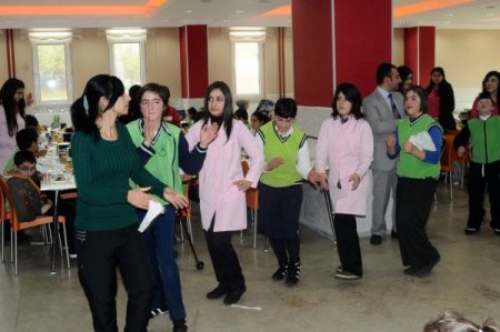 Engelliler Gangnam Style ile eğlendi